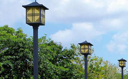 太阳能阿勒泰庭院灯怎么选亮度与续航更耐用
